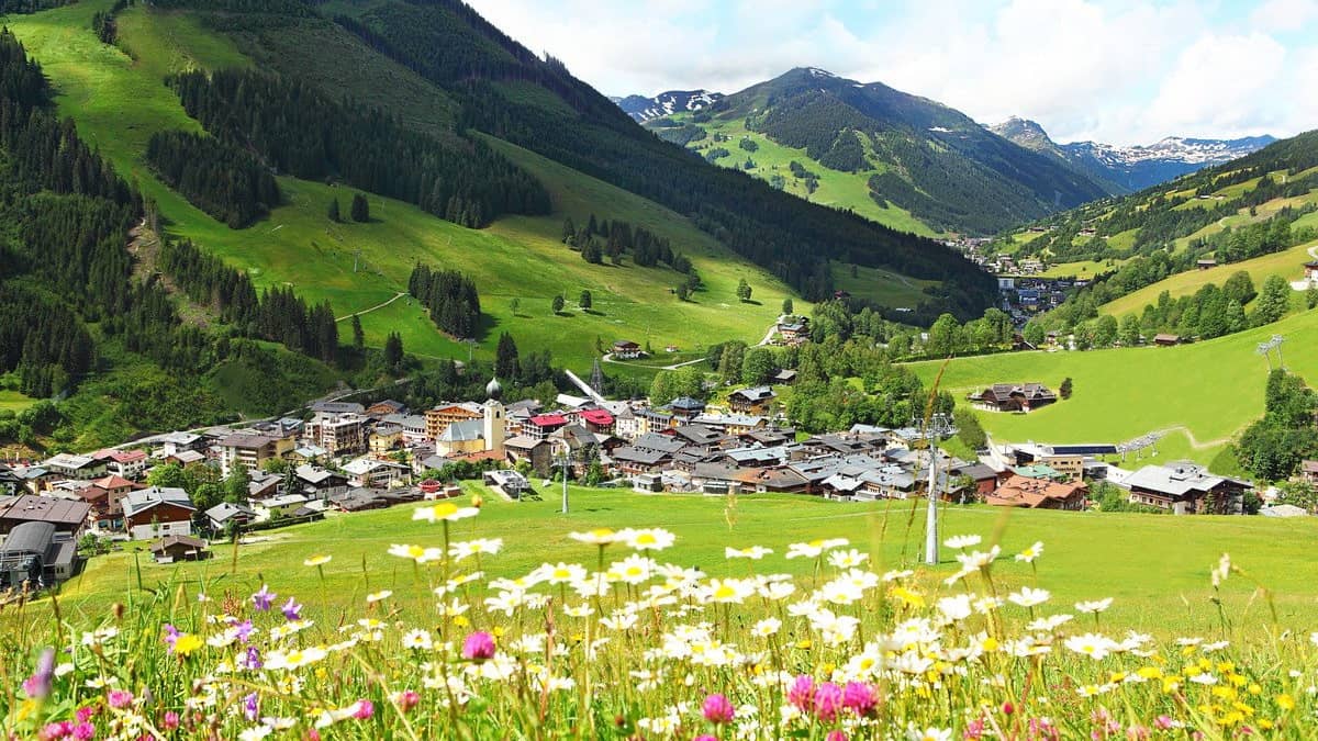 Blick på Saalbach Hinterglemm Semester i Österrike