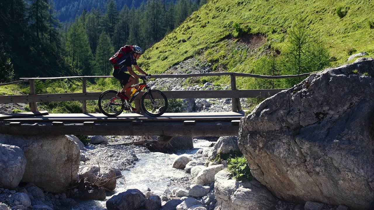MTB på fina leder Österreich Österrike cykelsemester semester i Österrike