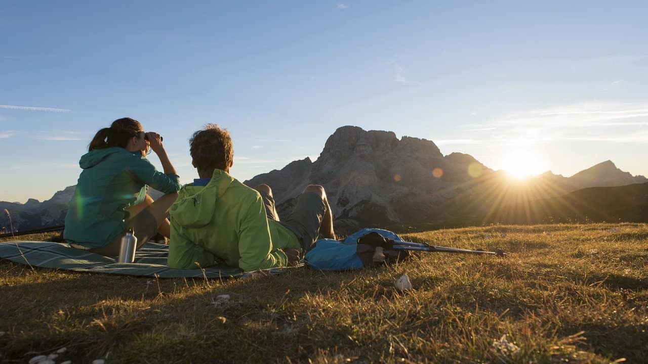 Vandra i Dolomiternas naturparker kväll