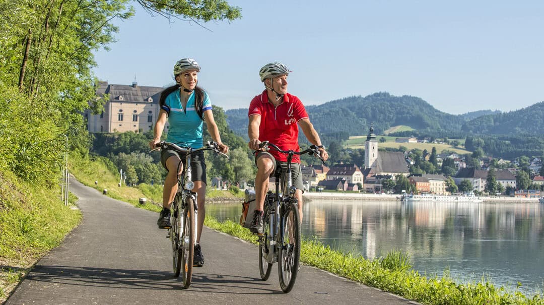 Båtcykling Donau Radweg vid slottet Greinburg
Hyra cykel Alperna
